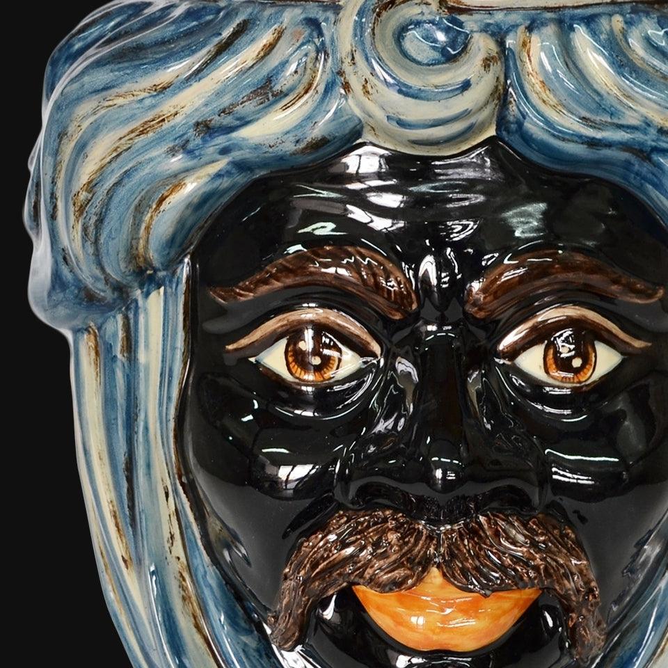 Ceramiche di Caltagirone fatti a mano con volto scuro e capelli blu, arte tradizionale siciliana